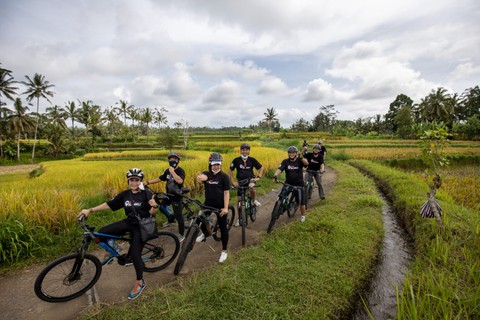 Bali Downhilll Cycling, Marigold Farm, Rice Field & Temple