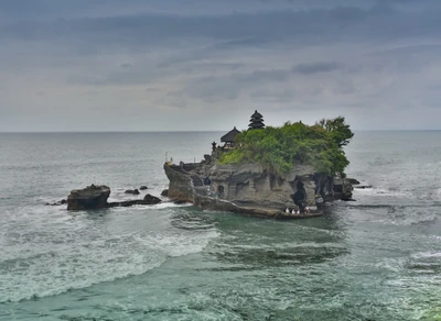 Bedugul Highlands & Tanah Lot Sunset: Lake Temple, Handara Gate & Twin Lakes