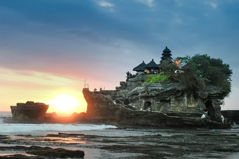 Bedugul Highlands & Tanah Lot Sunset: Lake Temple, Handara Gate & Twin Lakes