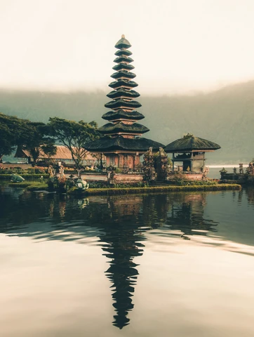 Balinese temple courtyards Taman Ayun royal temple vibe